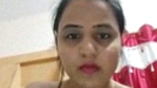 Dekh Lo Is Desi Maal Ka Tight Chuchu, Hindi Mein Chutkule Ke Saath Nanga Hila Rahi Hai