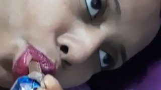 Ngemut Coklat Sambil Ngocok, Binalnya Desi Randi Telanjang