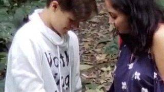 Nri Cewek Goyang-goyang Kontol Pacar Di Kamar