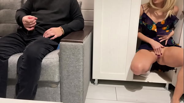 Ibu Tiri Ngintip Anak Tiri Nonton Bokep Sambil Col*i, Lalu Dia Nge*u* Dia.