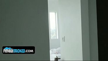 Blonde Seksi Daisy Stone Dijatahin Sama Kakak Tiri Yang Horny Sampai Muncrat