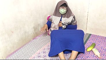 Cewek Hijab Indonesia Lagi Mainin Memek Sampe Basah