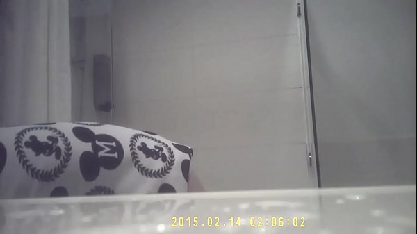 姐姐洗澡被偷拍，小奶诗诗湿身诱惑，太骚了