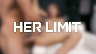 Cewek Asia Langsing Pake Lingerie Pink… Diminyaki Dan Ditembak Kontol Keras Di Pantat.
