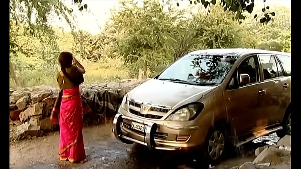 Ibu-ibu Desa India Lagi Cuci Mobil, Adegan Panas Eksklusif, Wajib Tonton!