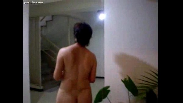 Ibu-ibu China Montok Siram Tanaman, Bikin Basah Kuyup.