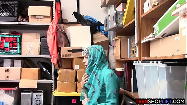 Remaja Arab Ketahuan Mencuri Di Toko, Langsung Digagahi Satpam.