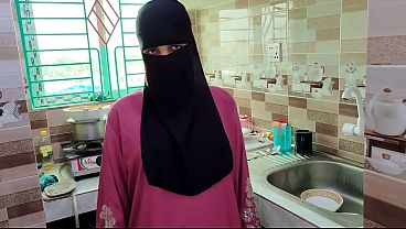 Selagi Bini Tak Ada, Suami Mesum Bikin Entot Pembantu Hijab Sambil Ngacengin Kontol Besar
