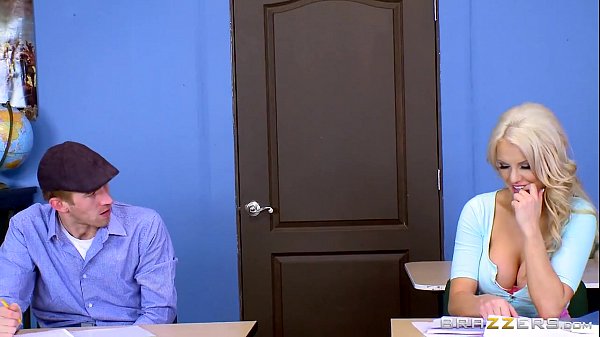 Kenzie Taylor Pamer Tetek Gede Di Sekolah, Bikin Guru Dan Murid Ngiler